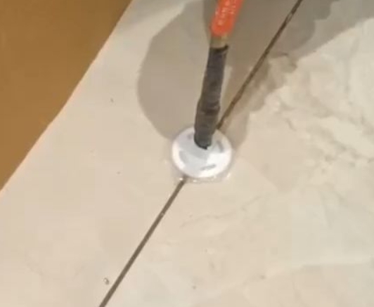 辽中瓷砖空鼓维修公司专业解答瓷砖在铺贴过程中，如果没有涂抹均匀到位的粘结材料（如水泥砂浆或瓷砖胶），可能会导致以下问题