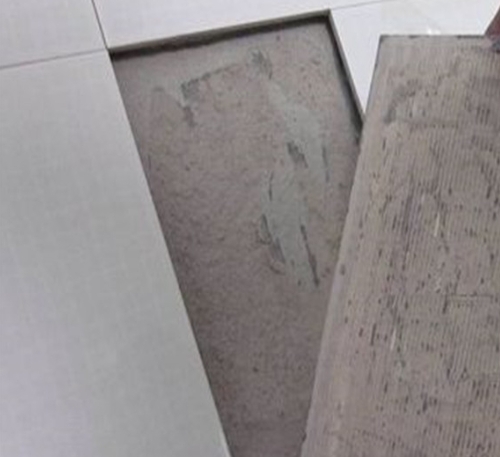 辽中瓷砖空鼓维修公司分享瓷砖铺贴时如果打浆（即涂抹在瓷砖背面和基层上的砂浆或瓷砖胶）过少，会带来以下问题